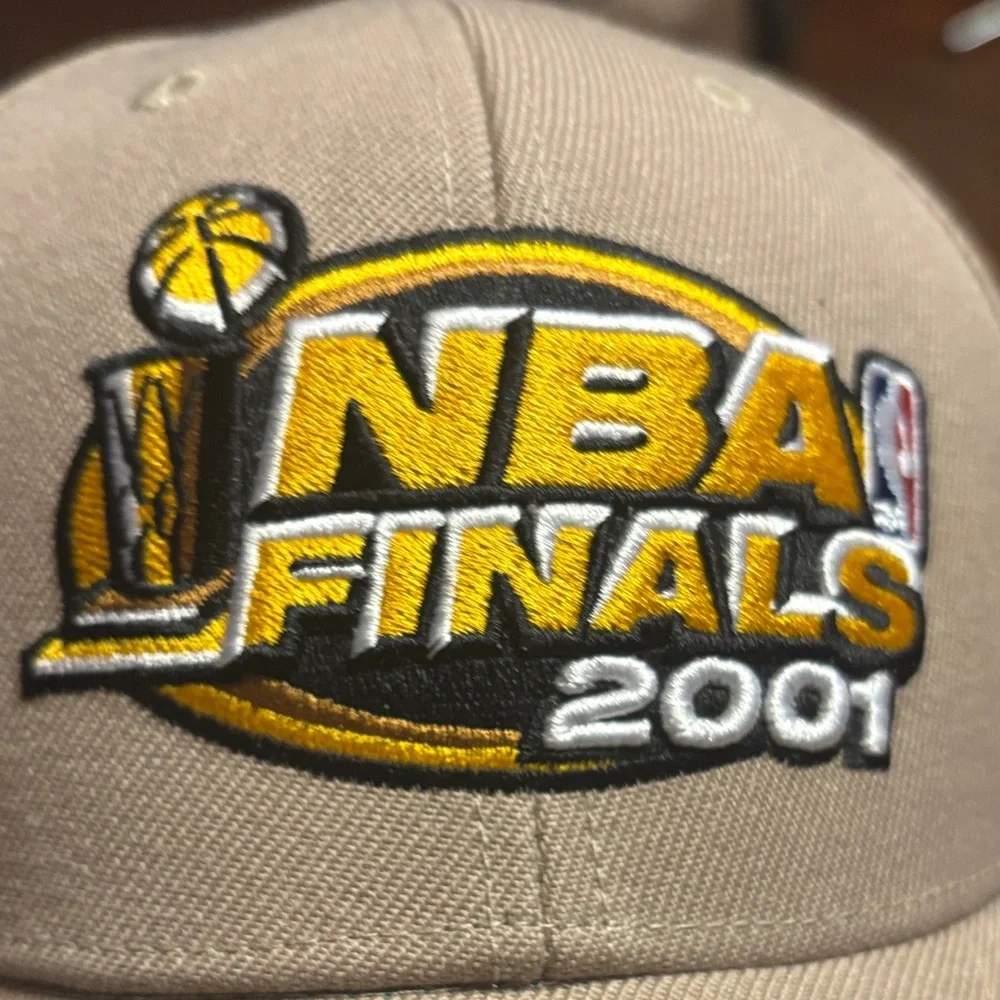 Mitchell & Ness NBA Finals 2001 Tan Hat lakers vs 76ers